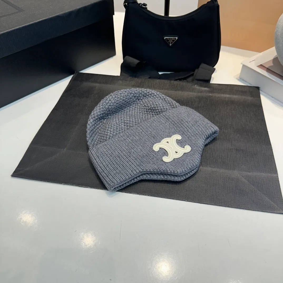 P70 CELINE🖤 Autumn and winter knitted ear protection hat Japanese personalized knitted autumn and winter ear protection hat👏✊ Made of high-quality wool, soft and comfortable, thick hat, first-class thermal insulation effect, plush feeling, soft and skin-friendly! Suitable for all kinds of clothes in autumn and winter!