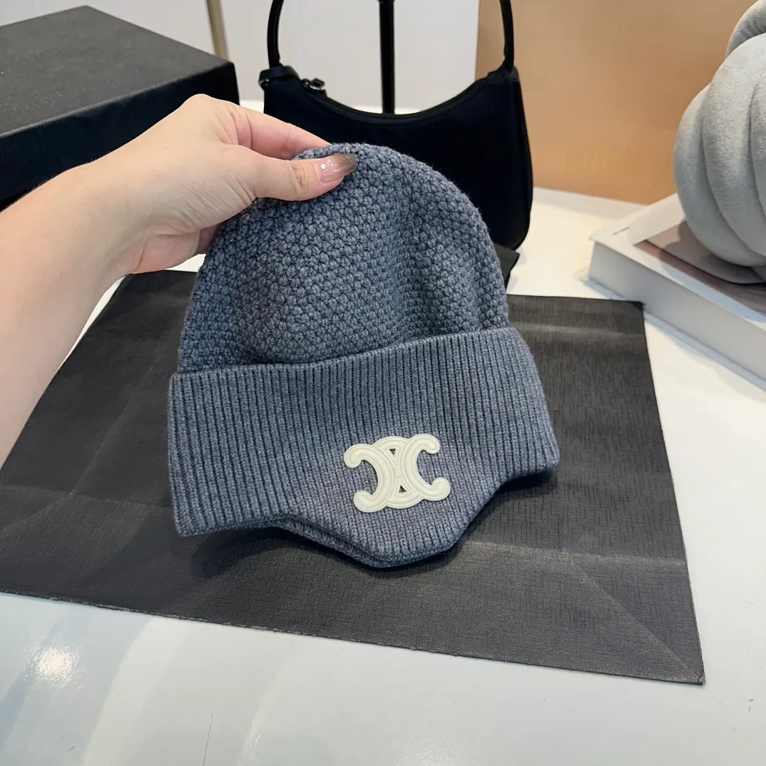 P70 CELINE🖤 Autumn and winter knitted ear protection hat Japanese personalized knitted autumn and winter ear protection hat👏✊ Made of high-quality wool, soft and comfortable, thick hat, first-class thermal insulation effect, plush feeling, soft and skin-friendly! Suitable for all kinds of clothes in autumn and winter!