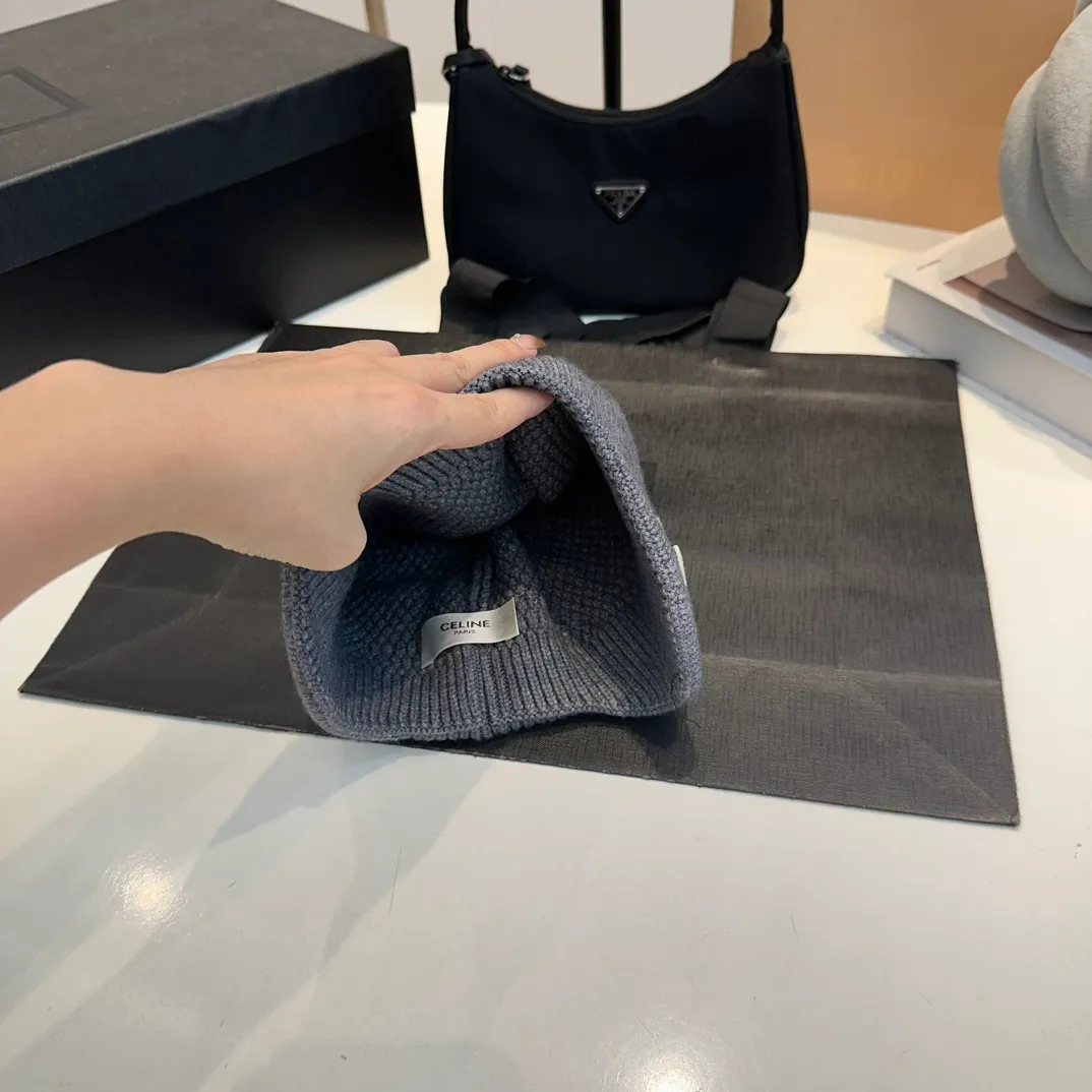 P70 CELINE🖤 Autumn and winter knitted ear protection hat Japanese personalized knitted autumn and winter ear protection hat👏✊ Made of high-quality wool, soft and comfortable, thick hat, first-class thermal insulation effect, plush feeling, soft and skin-friendly! Suitable for all kinds of clothes in autumn and winter!