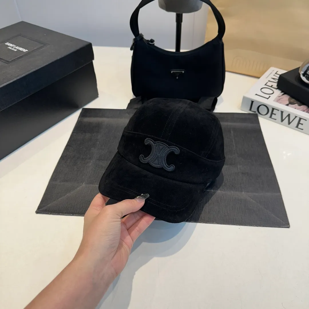 P60 CELINE's new Arc de Triomphe logo baseball cap. High quality, great color, perfect details. Latest Arc de Triomphe logo, out of stock. Must buy.
