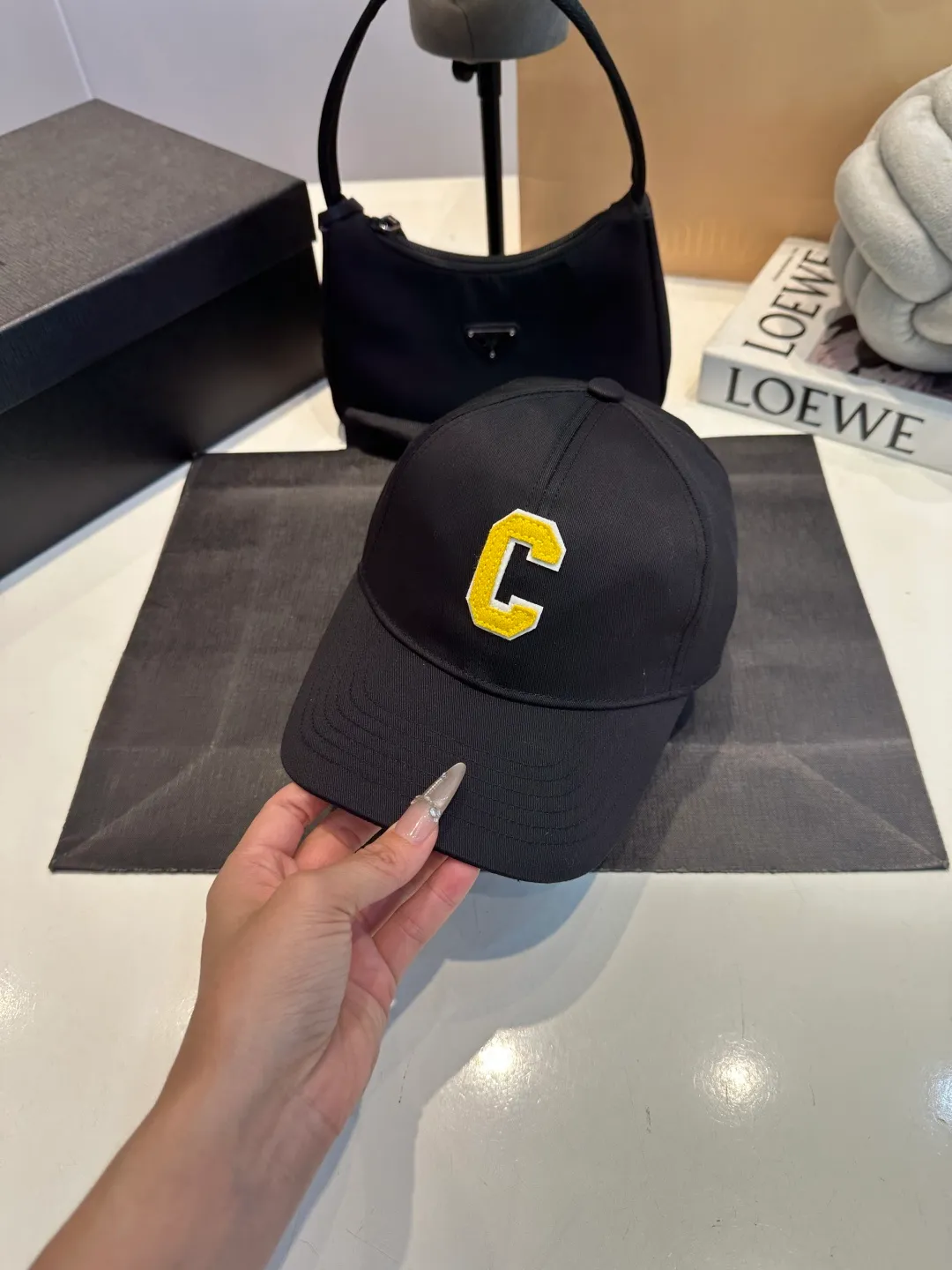 P60 CELINE's new C-embroidered logo baseball cap. High quality, great color, perfect details. Latest Arc de Triomphe logo, out of stock. Must buy.