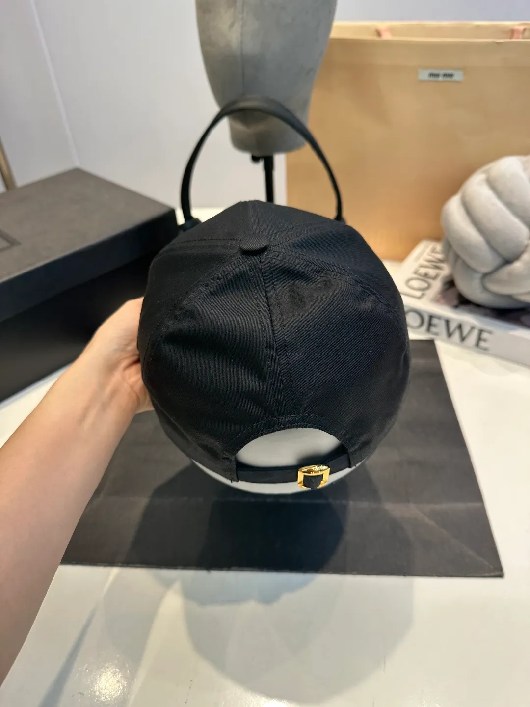 P60 CELINE's new C-embroidered logo baseball cap. High quality, great color, perfect details. Latest Arc de Triomphe logo, out of stock. Must buy.