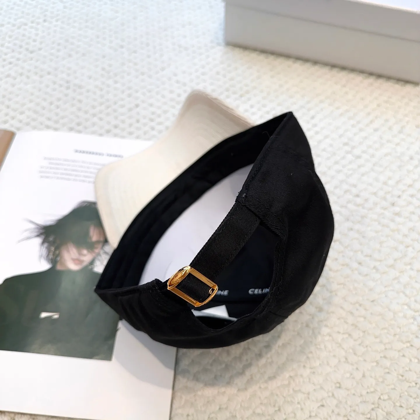 P70 popular CELINE official website purchase version. Original 1:1 customized! The latest baseball cap with the same style as the simple letter star, fashionable and high-end workmanship! Every hat is made with care! Extraordinary quality, suitable for both men and women.    Céline's hat has a simple design, high-end color matching, delicate texture, and clean style. It is an iconic item. The letter C is the official icon of CELINE. It is deeply rooted in the brand's historical heritage, and at the same time it exudes modern elegance and a new trend of retro modernity. Simple baseball cap decorated with C logo. Self-attitude, no need to elaborate.