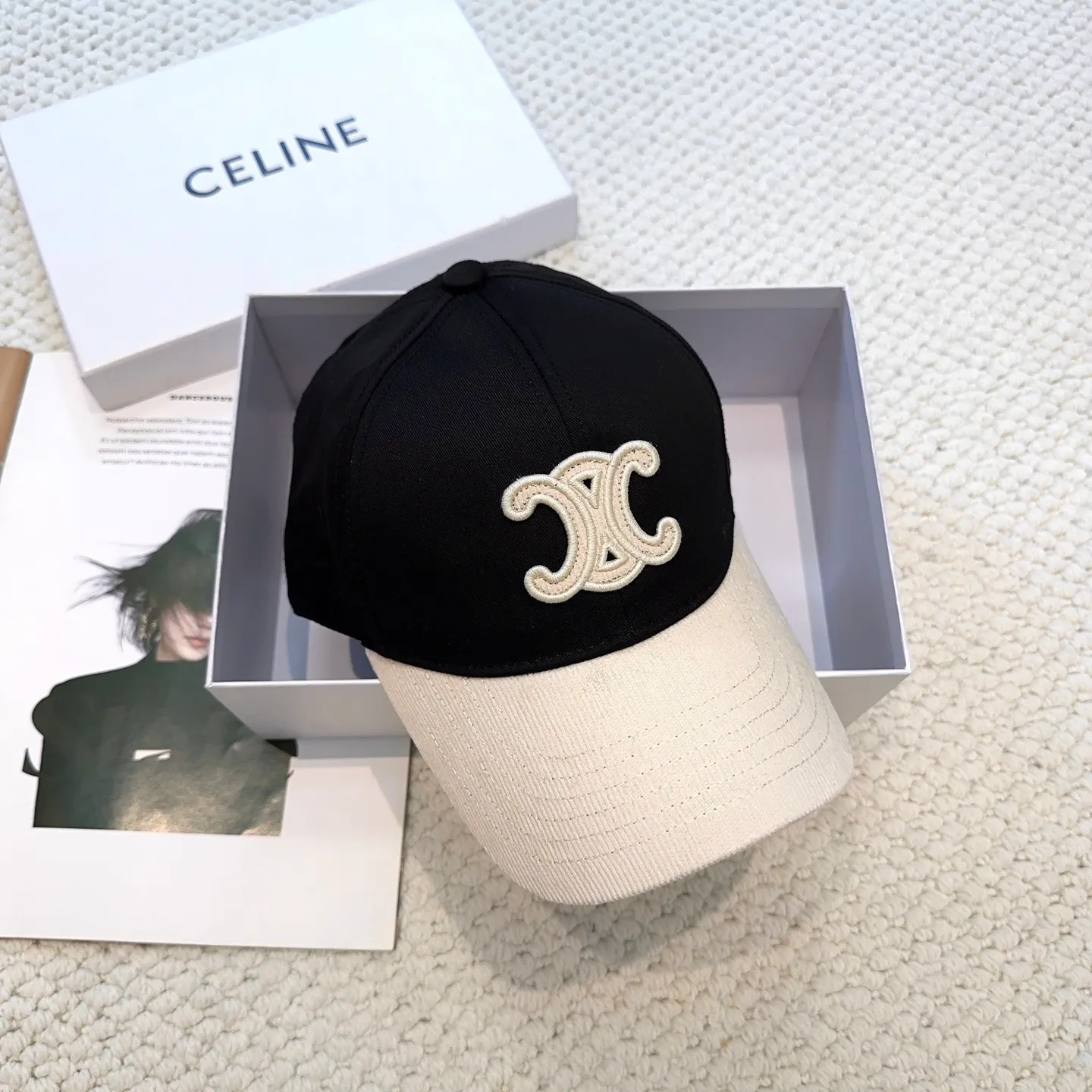 P70 popular CELINE official website purchase version. Original 1:1 customized! The latest baseball cap with the same style as the simple letter star, fashionable and high-end workmanship! Every hat is made with care! Extraordinary quality, suitable for both men and women.    Céline's hat has a simple design, high-end color matching, delicate texture, and clean style. It is an iconic item. The letter C is the official icon of CELINE. It is deeply rooted in the brand's historical heritage, and at the same time it exudes modern elegance and a new trend of retro modernity. Simple baseball cap decorated with C logo. Self-attitude, no need to elaborate.