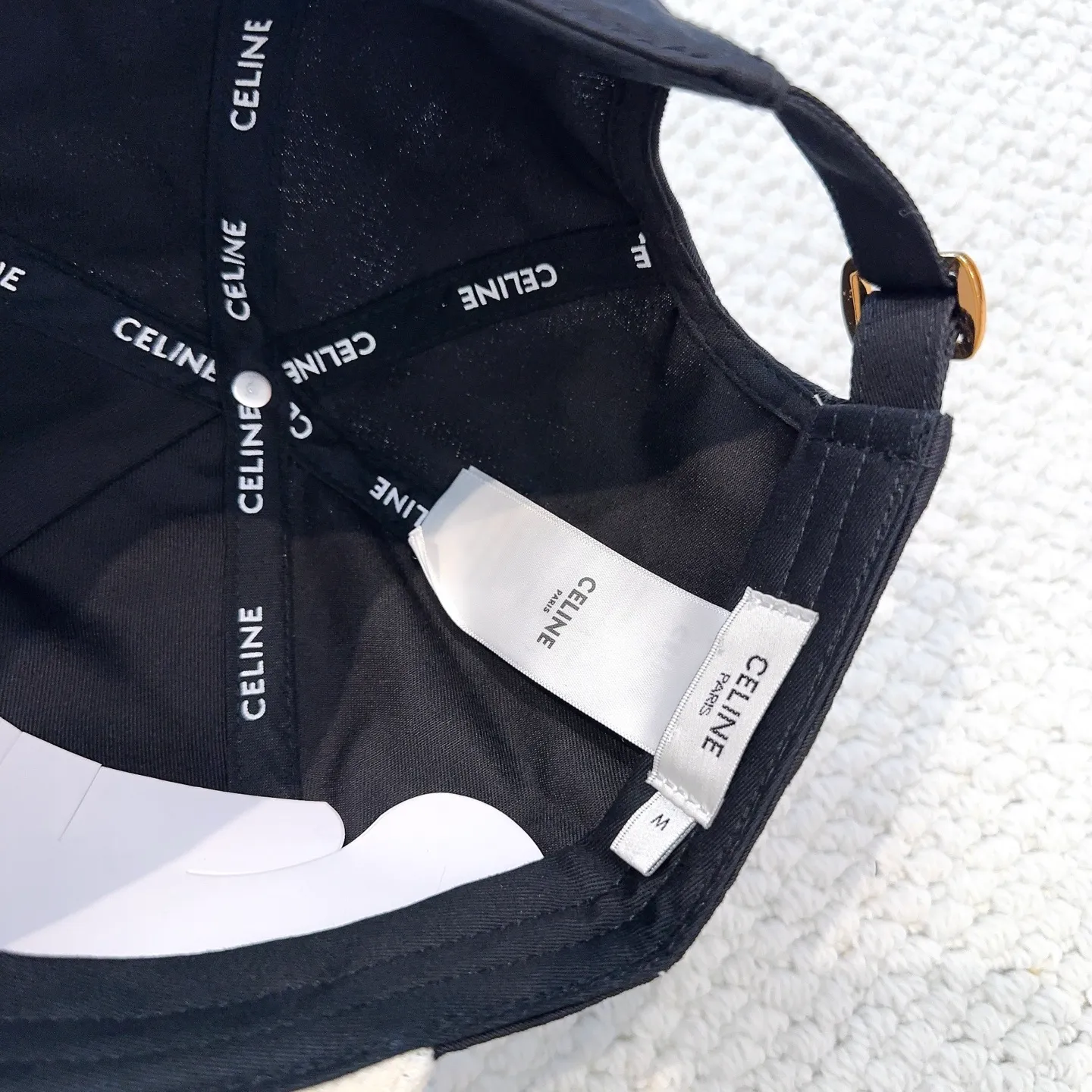 P70 popular CELINE official website purchase version. Original 1:1 customized! The latest baseball cap with the same style as the simple letter star, fashionable and high-end workmanship! Every hat is made with care! Extraordinary quality, suitable for both men and women.    Céline's hat has a simple design, high-end color matching, delicate texture, and clean style. It is an iconic item. The letter C is the official icon of CELINE. It is deeply rooted in the brand's historical heritage, and at the same time it exudes modern elegance and a new trend of retro modernity. Simple baseball cap decorated with C logo. Self-attitude, no need to elaborate.