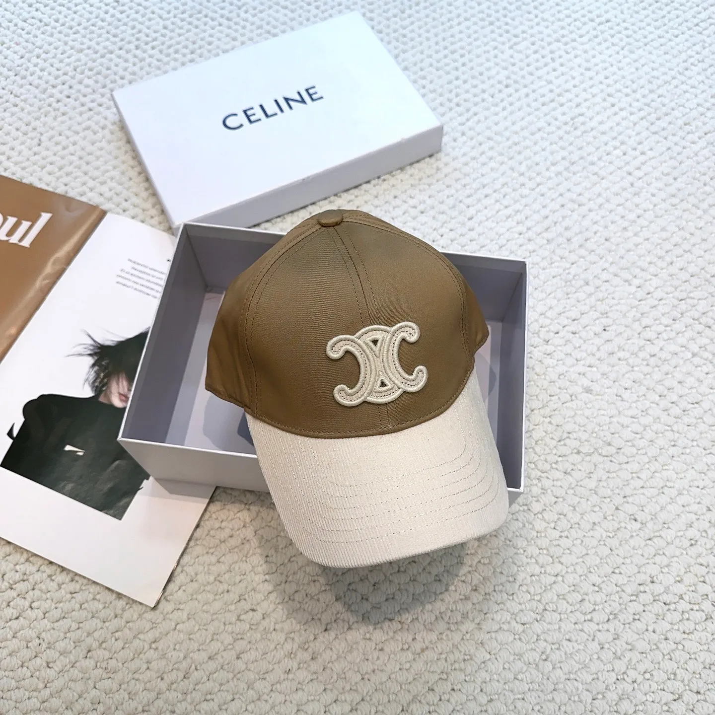 P76 popular CELINE (Celine) official website purchase version. Original 1:1 customized! The latest baseball cap with the same style as the simple letter star, fashionable and high-end workmanship! Every hat is made with care! Extraordinary quality, suitable for both men and women.    Céline's hat has a simple design, high-end color matching, delicate texture, and clean style. It is an iconic item. The letter C is the official icon of CELINE. It is deeply rooted in the brand's historical heritage, and at the same time it exudes modern elegance and a new trend of retro modernity. Simple baseball cap decorated with C logo. Self-attitude, no need to elaborate.