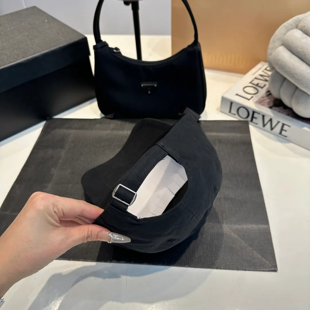 P56 CELINE Celine's new classic casual and trendy baseball cap🧢Japanese and Korean style, looks great with any combination! A must-have when traveling