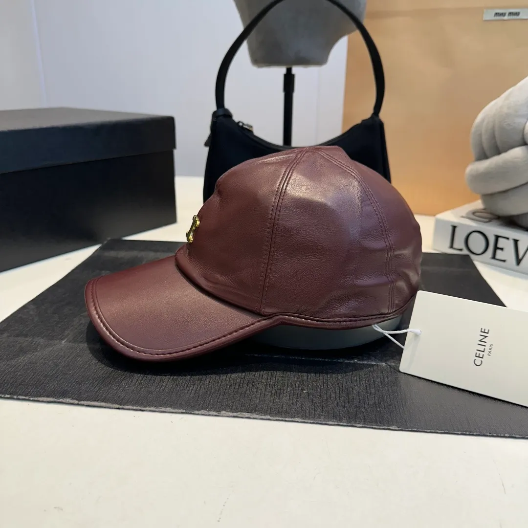 P70 CELINE new autumn cowhide baseball cap with vintage texture leather logo, double-layer material on the brim. The brim is crisp and stylish, and comes standard with fashionable cold hats.