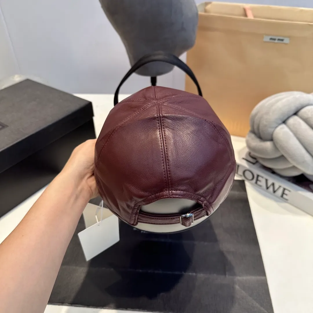 P70 CELINE new autumn cowhide baseball cap with vintage texture leather logo, double-layer material on the brim. The brim is crisp and stylish, and comes standard with fashionable cold hats.
