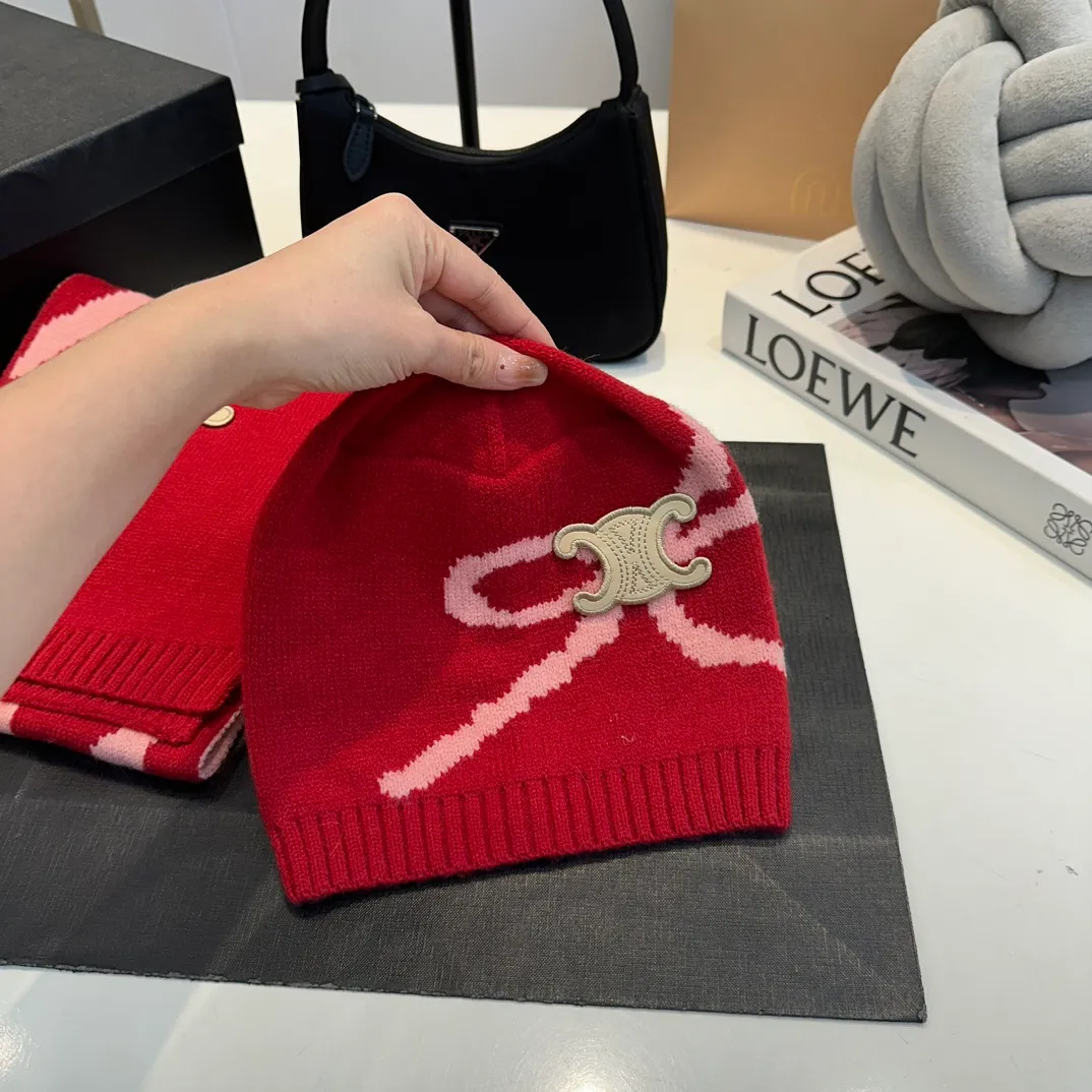 P170 CELINE Xiaohongshu’s popular model, official website new classic suit hat! Hat ➕Scarf! It feels great in hand! It’s warm and super comfortable. This winter, all you need is a hat set like this. It’s warm and fashionable! Welcome to choose!!