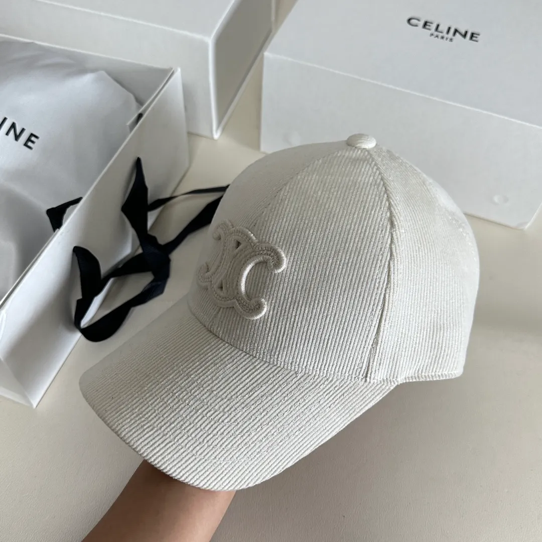 P70 Celine's new men's and women's velvet baseball cap. A super versatile style, the same style as the stars. The corduroy texture is very good, not thick and not hot to wear. Head circumference: about 57cm
