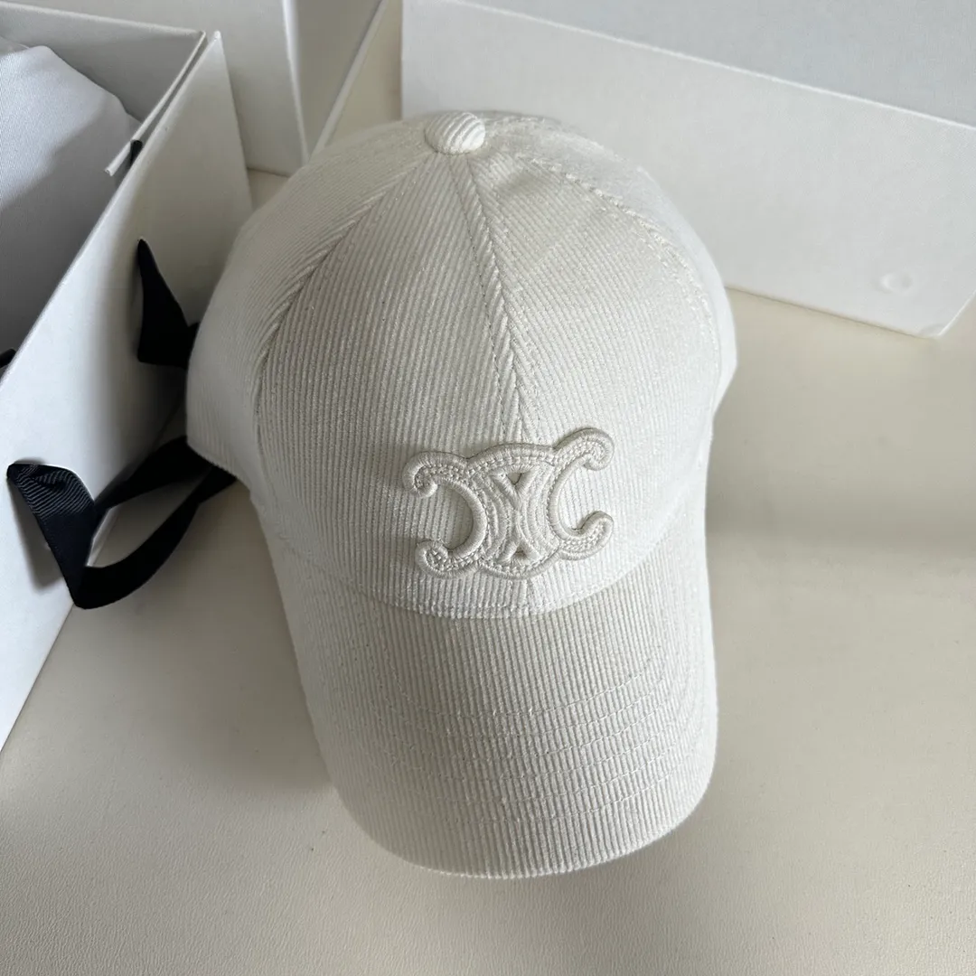 P70 Celine's new men's and women's velvet baseball cap. A super versatile style, the same style as the stars. The corduroy texture is very good, not thick and not hot to wear. Head circumference: about 57cm
