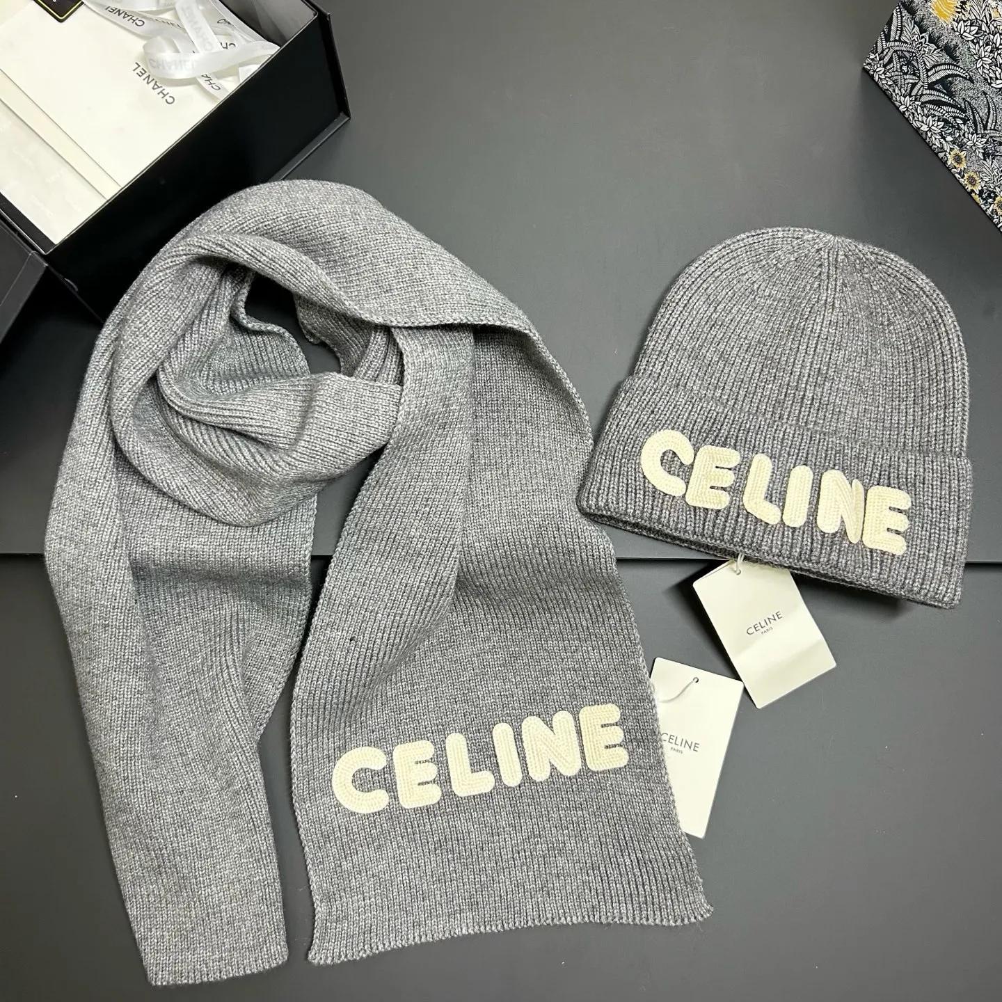 Hot-selling CELINE high-end hat + scarf🔥✈️