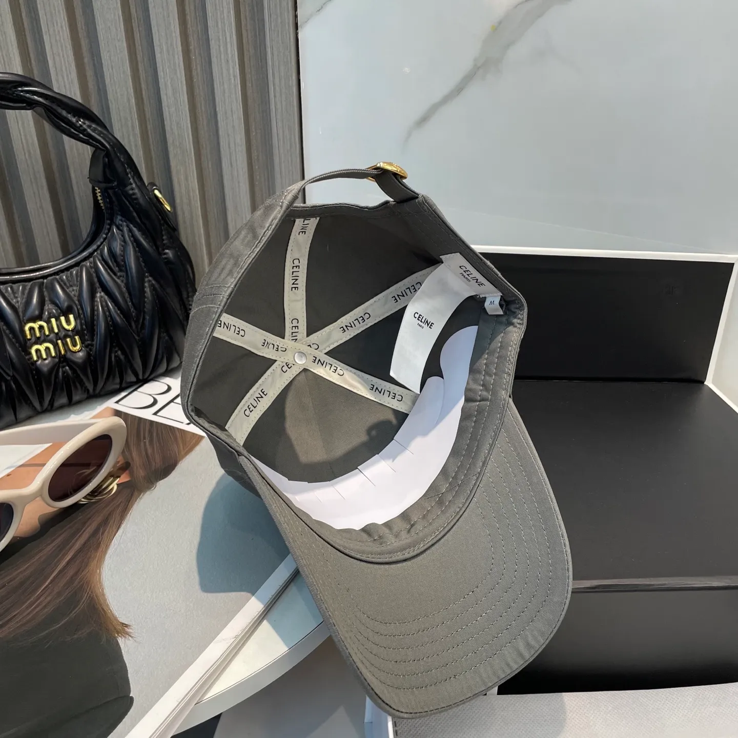 P70 popular CELINE official website purchase version. Original 1:1 customized! The latest baseball cap with the same style as the simple letter star, fashionable and high-end workmanship! Every hat is made with care! Extraordinary quality, suitable for both men and women.    Céline's hat has a simple design, high-end color matching, delicate texture, and clean style. It is an iconic item. The letter C is the official icon of CELINE. It is deeply rooted in the brand's historical heritage, and at the same time it exudes modern elegance and a new trend of retro modernity. Simple baseball cap decorated with C logo. Self-attitude, no need to elaborate.