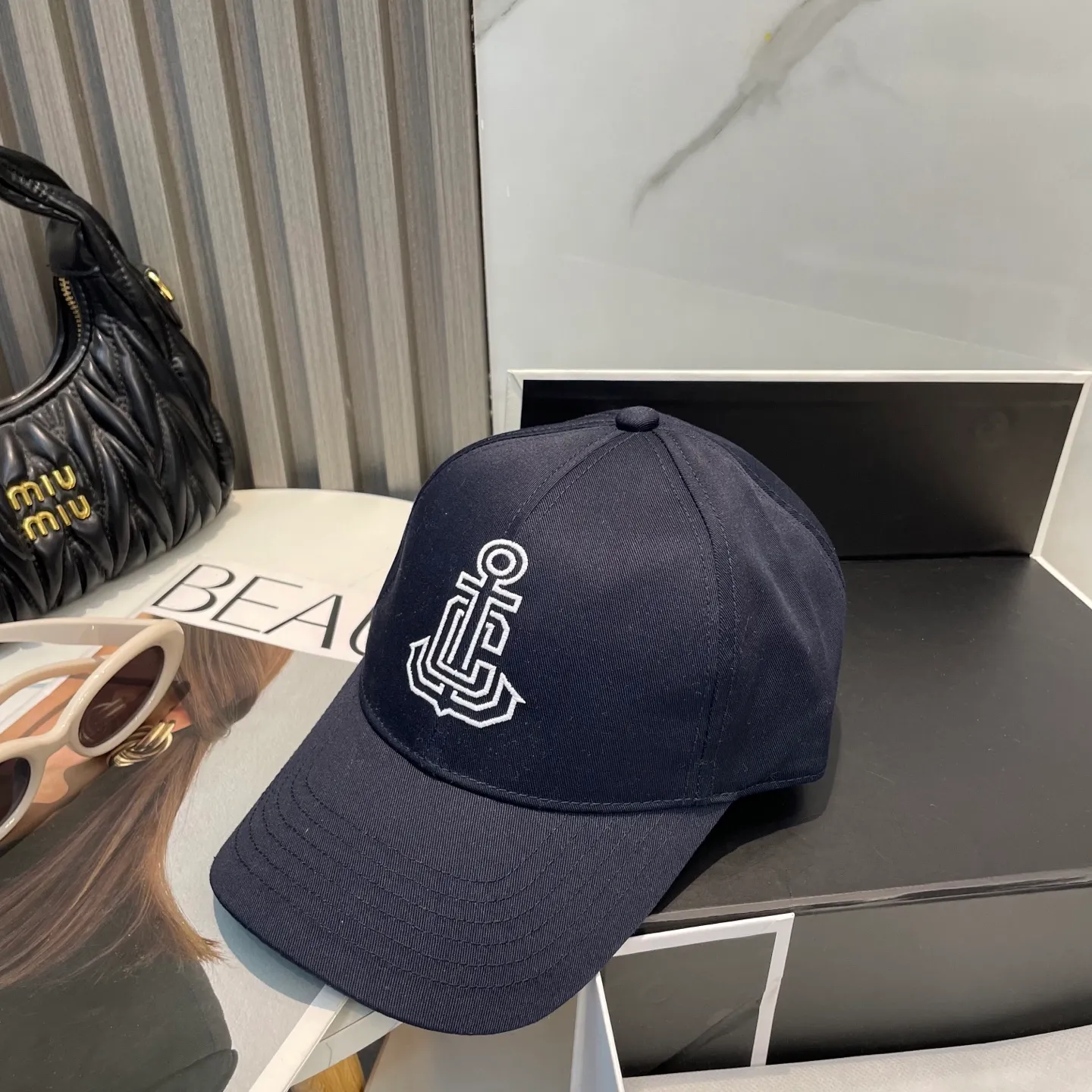 P76 popular CELINE (Celine) simple embroidered letter star's latest baseball cap, fashion trend, high-end workmanship! Every hat is made with care! Extraordinary quality, suitable for both men and women.    Céline's hat has a simple design, high-end color matching, delicate texture, and clean style. It is an iconic item. The letter C is the official icon of CELINE. It is deeply rooted in the brand's historical heritage, and at the same time it exudes modern elegance and a new trend of retro modernity. Simple baseball cap decorated with C logo. Self-attitude, no need to elaborate.