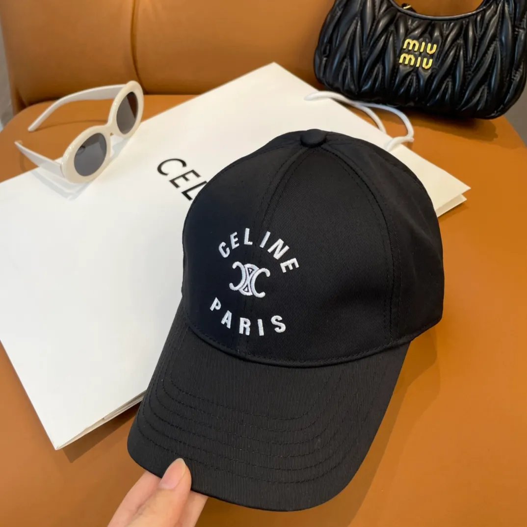 P86 popular CELINE (Celine) official website purchase version. Original 1:1 customized! The latest baseball cap with the same style as the simple letter star, fashionable and high-end workmanship! Every hat is made with care! Extraordinary quality, suitable for both men and women.    Céline's hat has a simple design, high-end color matching, delicate texture, and clean style. It is an iconic item. The letter C is the official icon of CELINE. It is deeply rooted in the brand's historical heritage, and at the same time it exudes modern elegance and a new trend of retro modernity. Simple baseball cap decorated with C logo. Self-attitude, no need to elaborate.