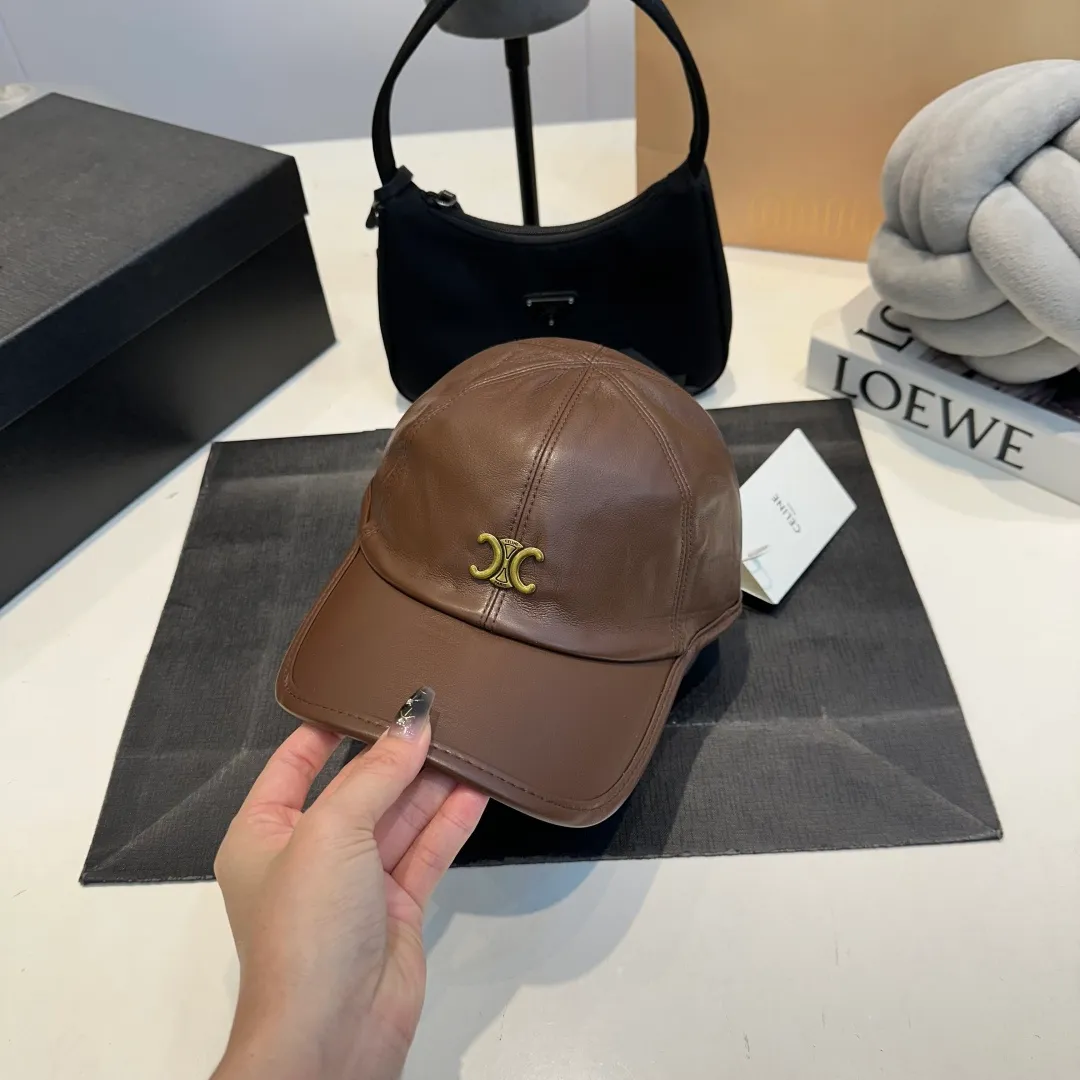 P70 CELINE new autumn cowhide baseball cap with vintage texture leather logo, double-layer material on the brim. The brim is crisp and stylish, and comes standard with fashionable cold hats.