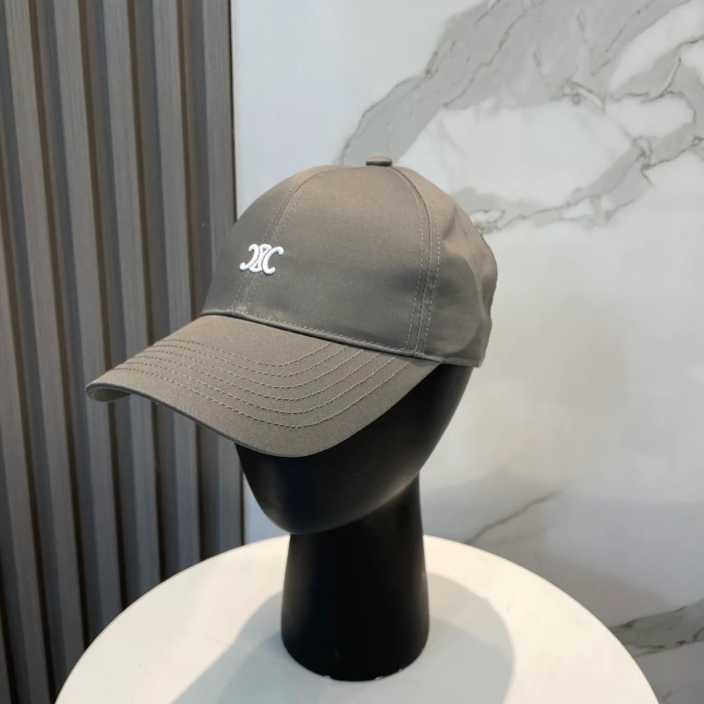 P70 popular CELINE official website purchase version. Original 1:1 customized! The latest baseball cap with the same style as the simple letter star, fashionable and high-end workmanship! Every hat is made with care! Extraordinary quality, suitable for both men and women.    Céline's hat has a simple design, high-end color matching, delicate texture, and clean style. It is an iconic item. The letter C is the official icon of CELINE. It is deeply rooted in the brand's historical heritage, and at the same time it exudes modern elegance and a new trend of retro modernity. Simple baseball cap decorated with C logo. Self-attitude, no need to elaborate.