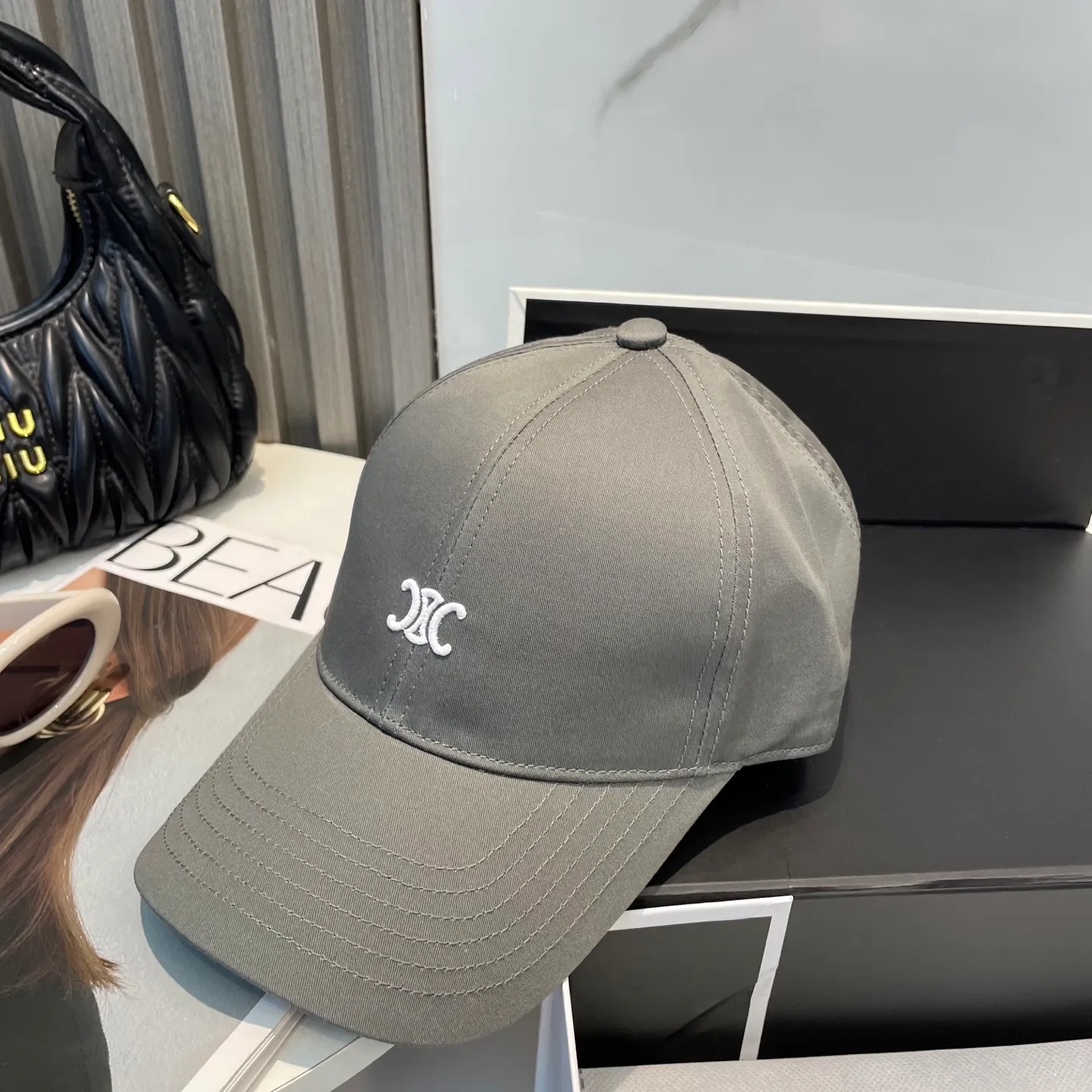 P70 popular CELINE official website purchase version. Original 1:1 customized! The latest baseball cap with the same style as the simple letter star, fashionable and high-end workmanship! Every hat is made with care! Extraordinary quality, suitable for both men and women.    Céline's hat has a simple design, high-end color matching, delicate texture, and clean style. It is an iconic item. The letter C is the official icon of CELINE. It is deeply rooted in the brand's historical heritage, and at the same time it exudes modern elegance and a new trend of retro modernity. Simple baseball cap decorated with C logo. Self-attitude, no need to elaborate.