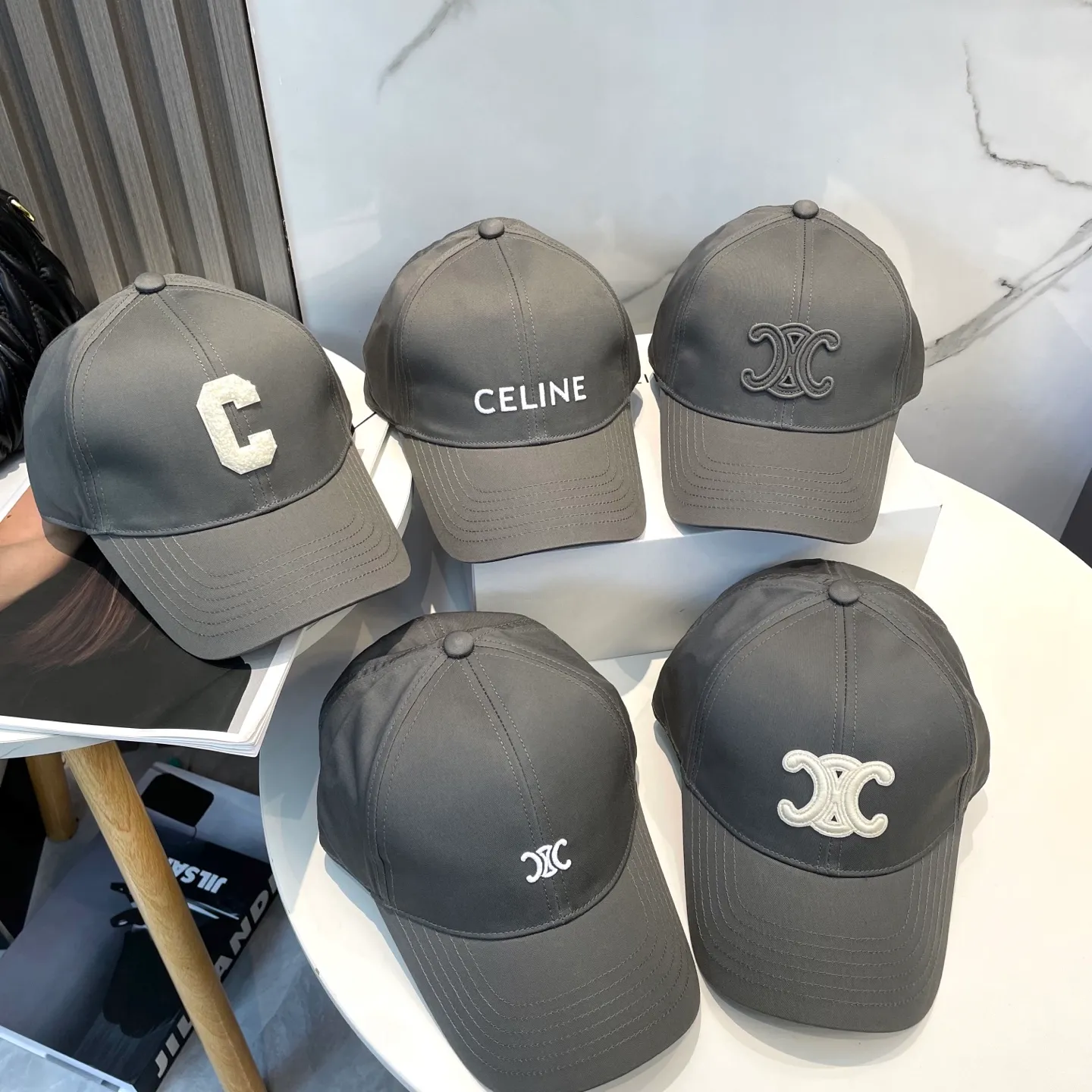 P70 popular CELINE official website purchase version. Original 1:1 customized! The latest baseball cap with the same style as the simple letter star, fashionable and high-end workmanship! Every hat is made with care! Extraordinary quality, suitable for both men and women.    Céline's hat has a simple design, high-end color matching, delicate texture, and clean style. It is an iconic item. The letter C is the official icon of CELINE. It is deeply rooted in the brand's historical heritage, and at the same time it exudes modern elegance and a new trend of retro modernity. Simple baseball cap decorated with C logo. Self-attitude, no need to elaborate.
