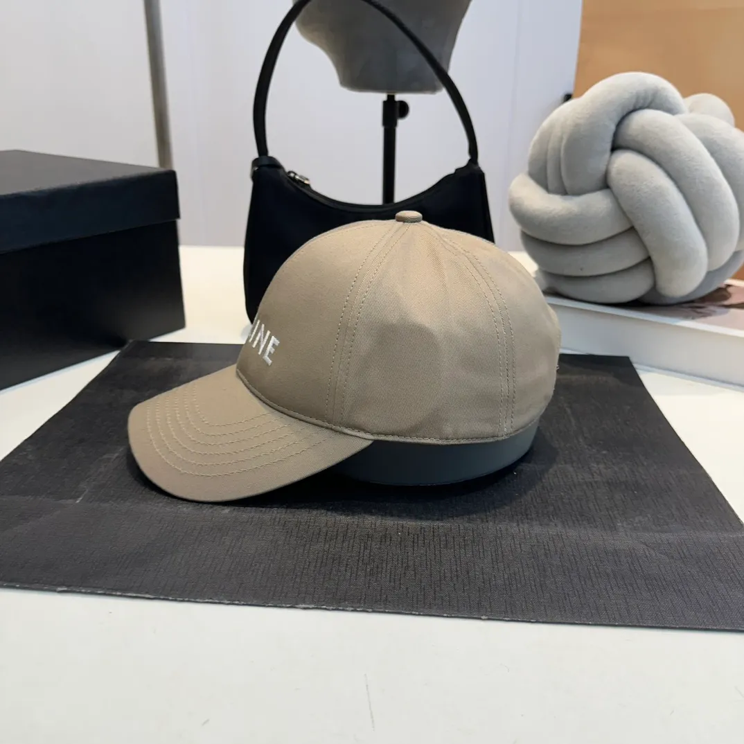 P60 dark blue denim CELINE Celine 2024ss new Arc de Triomphe embroidered baseball cap 🧢 Top version 👍 Purchased Z batch version, the hat shape is completely customized according to Z batch 22:1. Customized washed denim fabric, super textured! The Arc de Triomphe pattern is different from the version on the market, and the size and texture of the looped hair are all restored. The hardware adjustment buckle is custom-molded and has a logo. Customized logo webbing inside the hat, all details restored💯 ⚠️Size: One size fits all and adjustable!