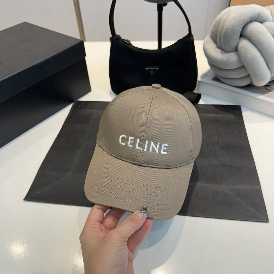 P60 dark blue denim CELINE Celine 2024ss new Arc de Triomphe embroidered baseball cap 🧢 Top version 👍 Purchased Z batch version, the hat shape is completely customized according to Z batch 22:1. Customized washed denim fabric, super textured! The Arc de Triomphe pattern is different from the version on the market, and the size and texture of the looped hair are all restored. The hardware adjustment buckle is custom-molded and has a logo. Customized logo webbing inside the hat, all details restored💯 ⚠️Size: One size fits all and adjustable!
