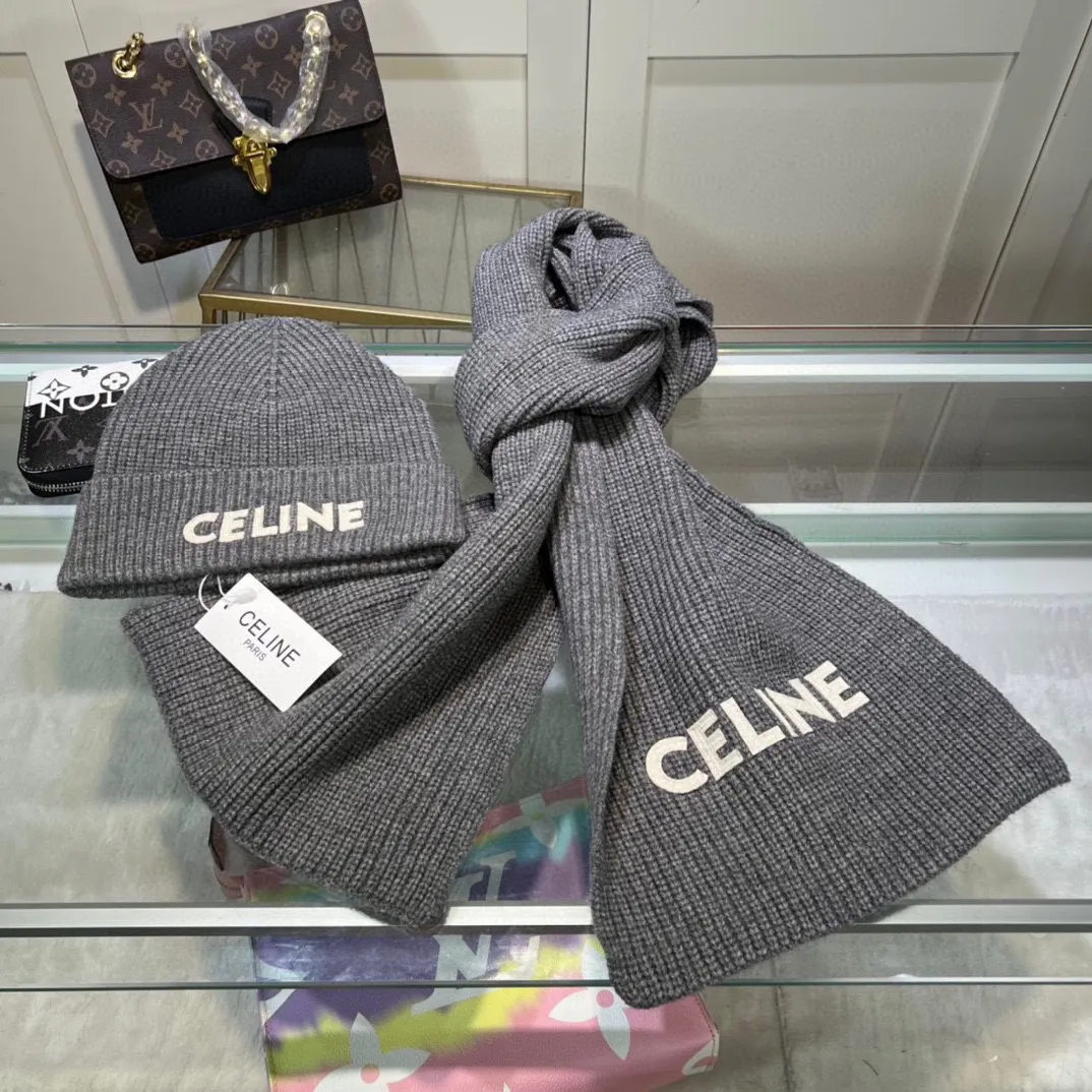 P160 CELINE Xiaohongshu popular style, official website new classic suit hat! Hat ➕Scarf! It feels great in hand! It’s warm and super comfortable. This winter, all you need is a hat set like this. It’s warm and fashionable! Welcome to choose!!
