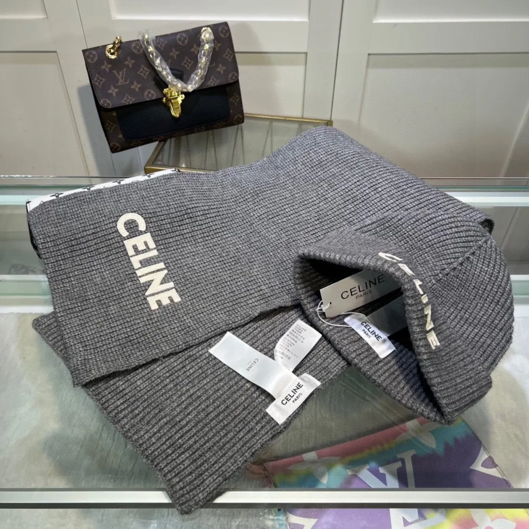 P160 CELINE Xiaohongshu popular style, official website new classic suit hat! Hat ➕Scarf! It feels great in hand! It’s warm and super comfortable. This winter, all you need is a hat set like this. It’s warm and fashionable! Welcome to choose!!