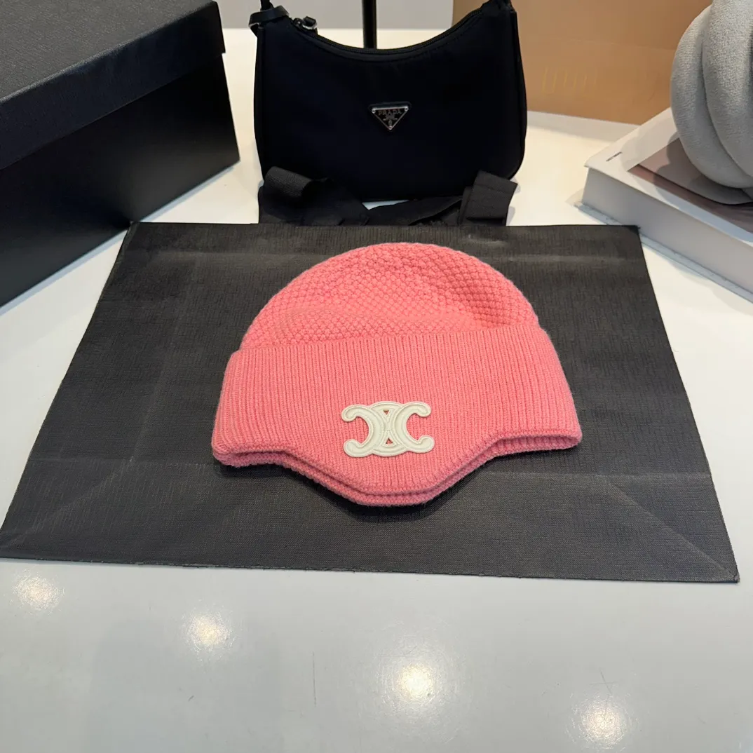 P70 CELINE🖤 Autumn and winter knitted ear protection hat Japanese personalized knitted autumn and winter ear protection hat👏✊ Made of high-quality wool, soft and comfortable, thick hat, first-class thermal insulation effect, plush feeling, soft and skin-friendly! Suitable for all kinds of clothes in autumn and winter!