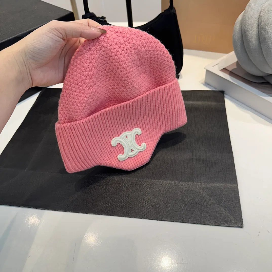 P70 CELINE🖤 Autumn and winter knitted ear protection hat Japanese personalized knitted autumn and winter ear protection hat👏✊ Made of high-quality wool, soft and comfortable, thick hat, first-class thermal insulation effect, plush feeling, soft and skin-friendly! Suitable for all kinds of clothes in autumn and winter!