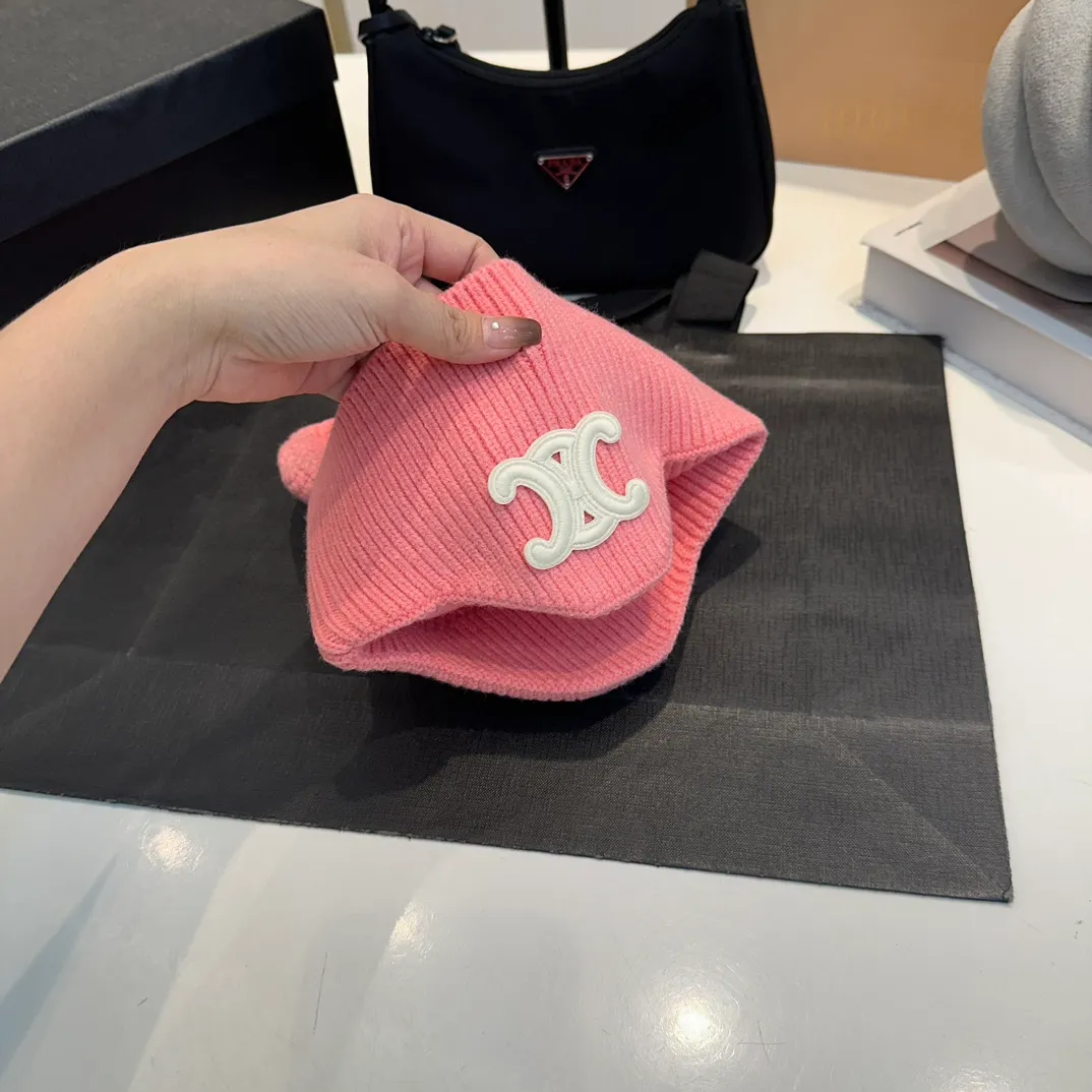 P70 CELINE🖤 Autumn and winter knitted ear protection hat Japanese personalized knitted autumn and winter ear protection hat👏✊ Made of high-quality wool, soft and comfortable, thick hat, first-class thermal insulation effect, plush feeling, soft and skin-friendly! Suitable for all kinds of clothes in autumn and winter!