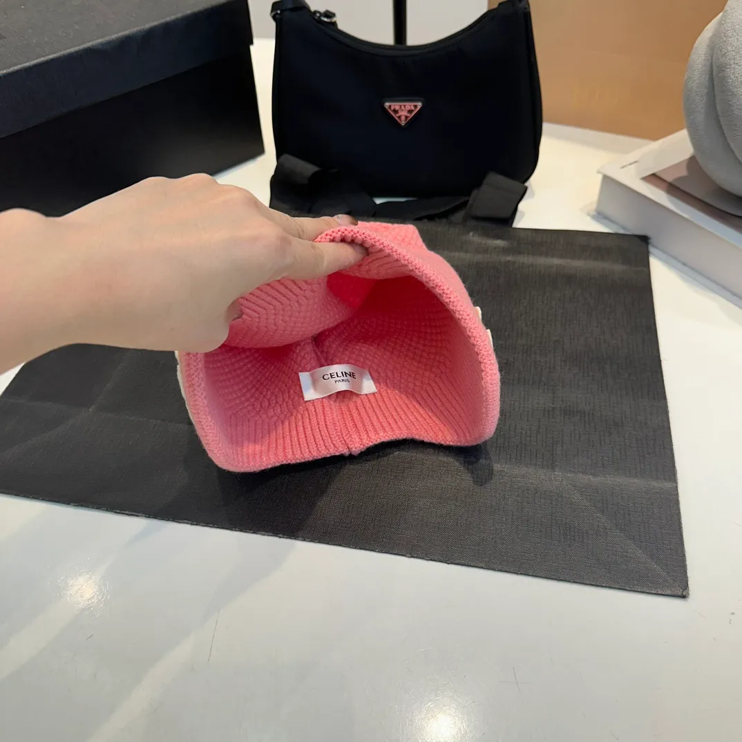 P70 CELINE🖤 Autumn and winter knitted ear protection hat Japanese personalized knitted autumn and winter ear protection hat👏✊ Made of high-quality wool, soft and comfortable, thick hat, first-class thermal insulation effect, plush feeling, soft and skin-friendly! Suitable for all kinds of clothes in autumn and winter!