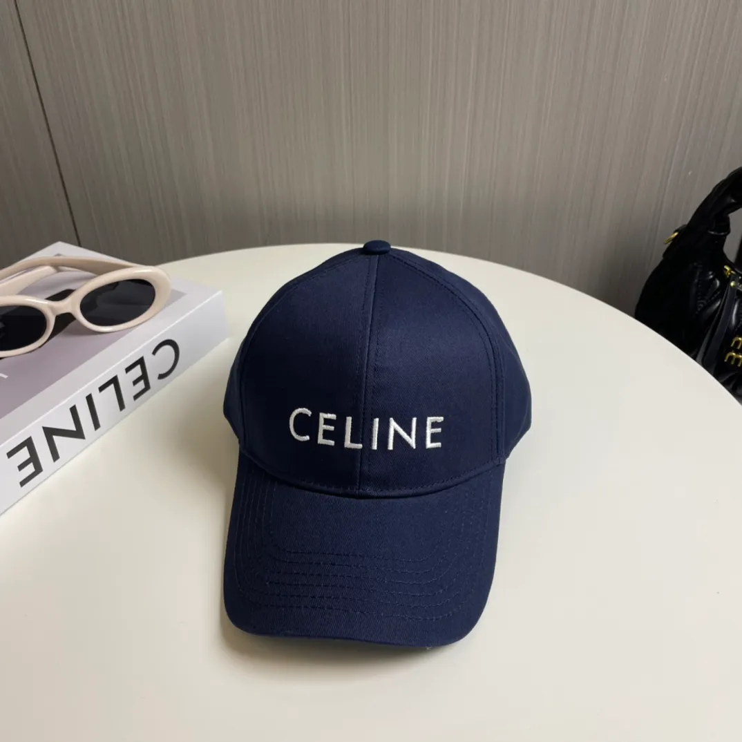 P70 [CELINE Celine] new simple baseball cap, shipped from the counter at the same time, big-name models are very easy to match, so hurry up and get it!