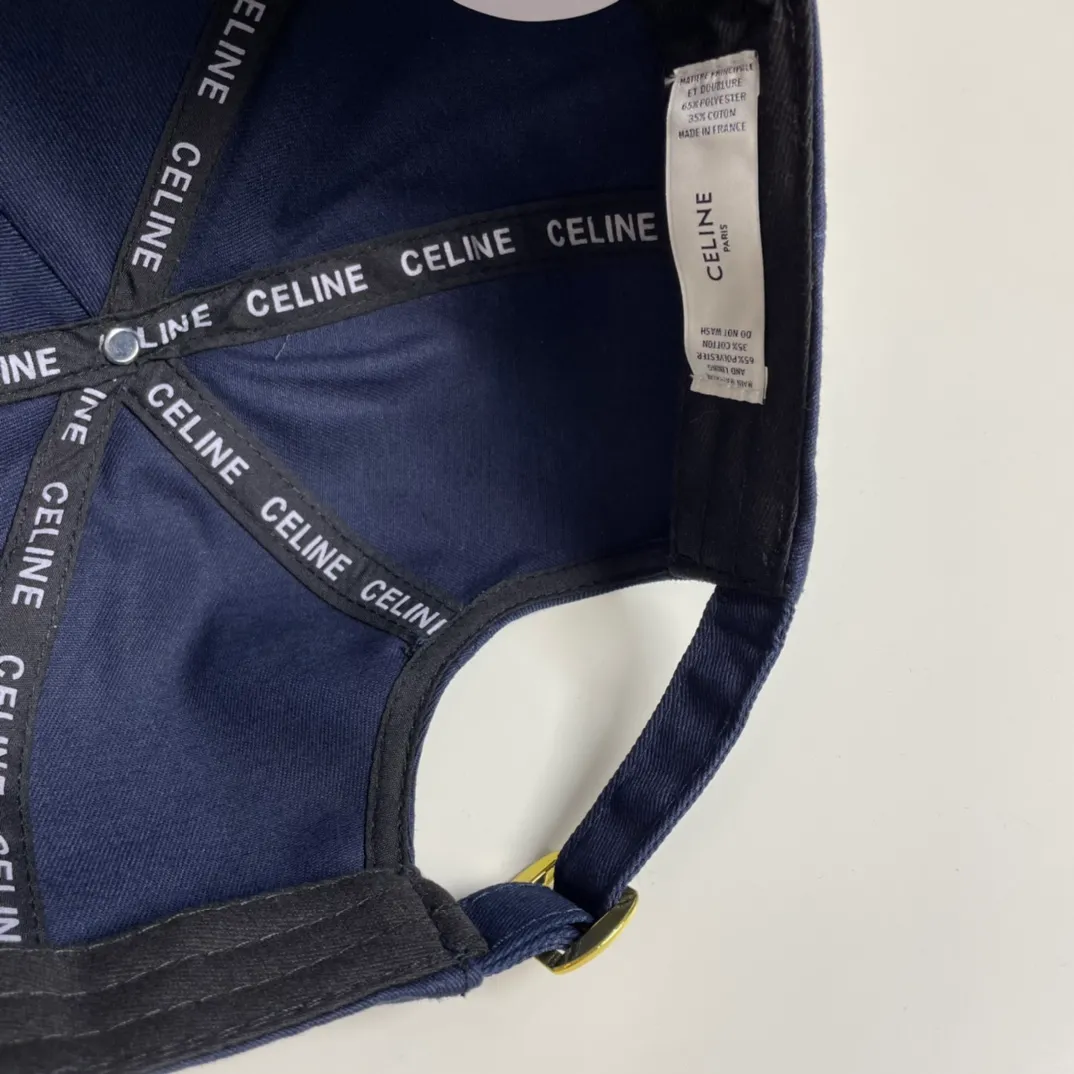 P70 [CELINE Celine] new simple baseball cap, shipped from the counter at the same time, big-name models are very easy to match, so hurry up and get it!