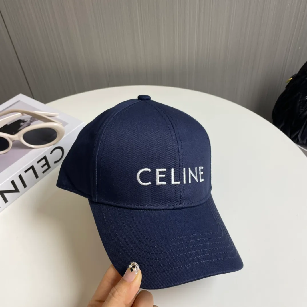 P70 [CELINE Celine] new simple baseball cap, shipped from the counter at the same time, big-name models are very easy to match, so hurry up and get it!