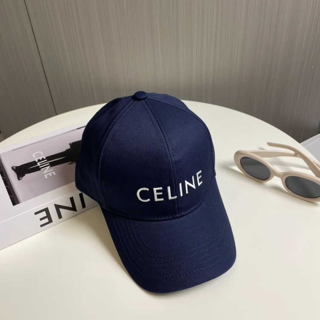 P70 [CELINE Celine] new simple baseball cap, shipped from the counter at the same time, big-name models are very easy to match, so hurry up and get it!