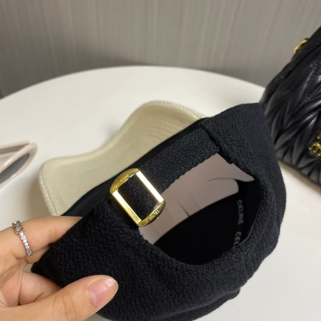 P86 CELINE · Celine's new C letter embroidered baseball cap 🧢 Top version 👍 Purchased from ZP for printing, the hat shape is completely customized according to ZP 2:1. Custom woven wool fabric, super textured! The letter C distinguishes the market version, the size and the texture of the looped hair are all restored. The hardware adjustment buckle is custom-molded and has a logo. Customized logo webbing inside the hat, all details restored💯 ⚠️Size: One size fits all and adjustable!