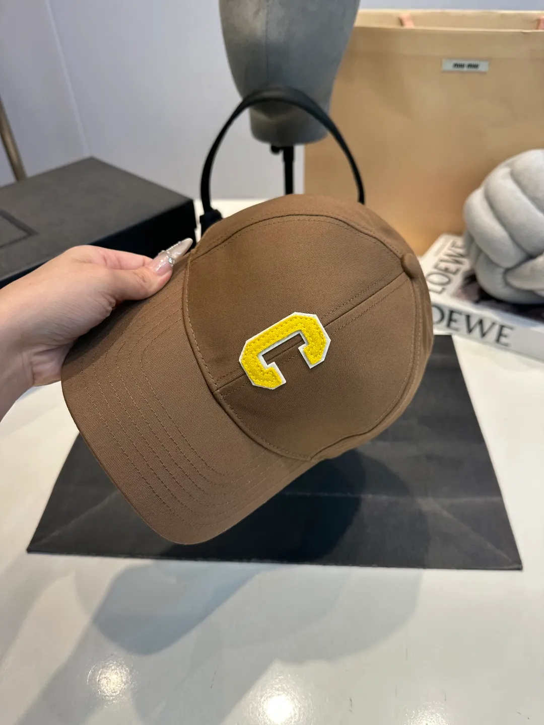 P60 CELINE's new C-embroidered logo baseball cap. High quality, great color, perfect details. Latest Arc de Triomphe logo, out of stock. Must buy.