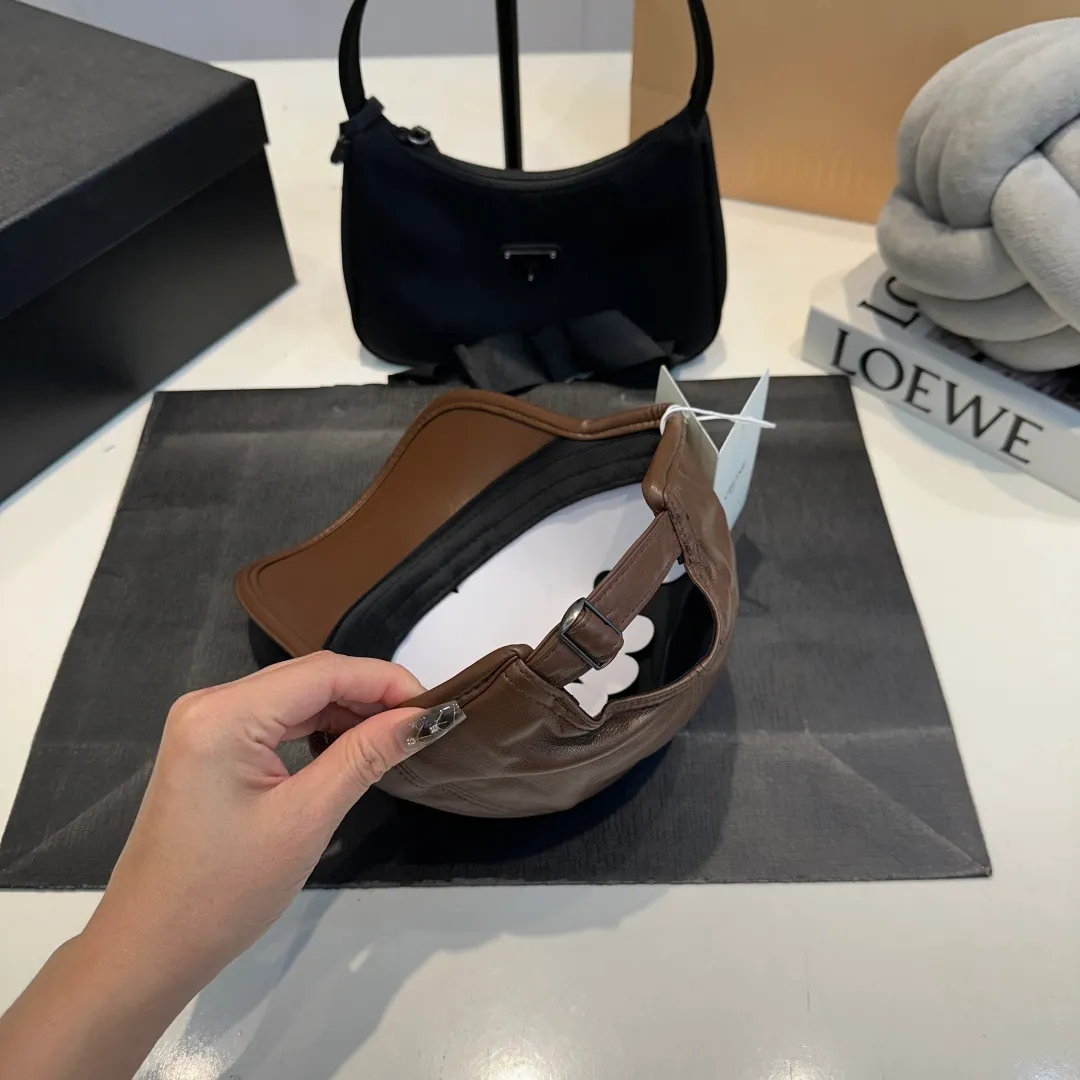 P70 CELINE new autumn cowhide baseball cap with vintage texture leather logo, double-layer material on the brim. The brim is crisp and stylish, and comes standard with fashionable cold hats.