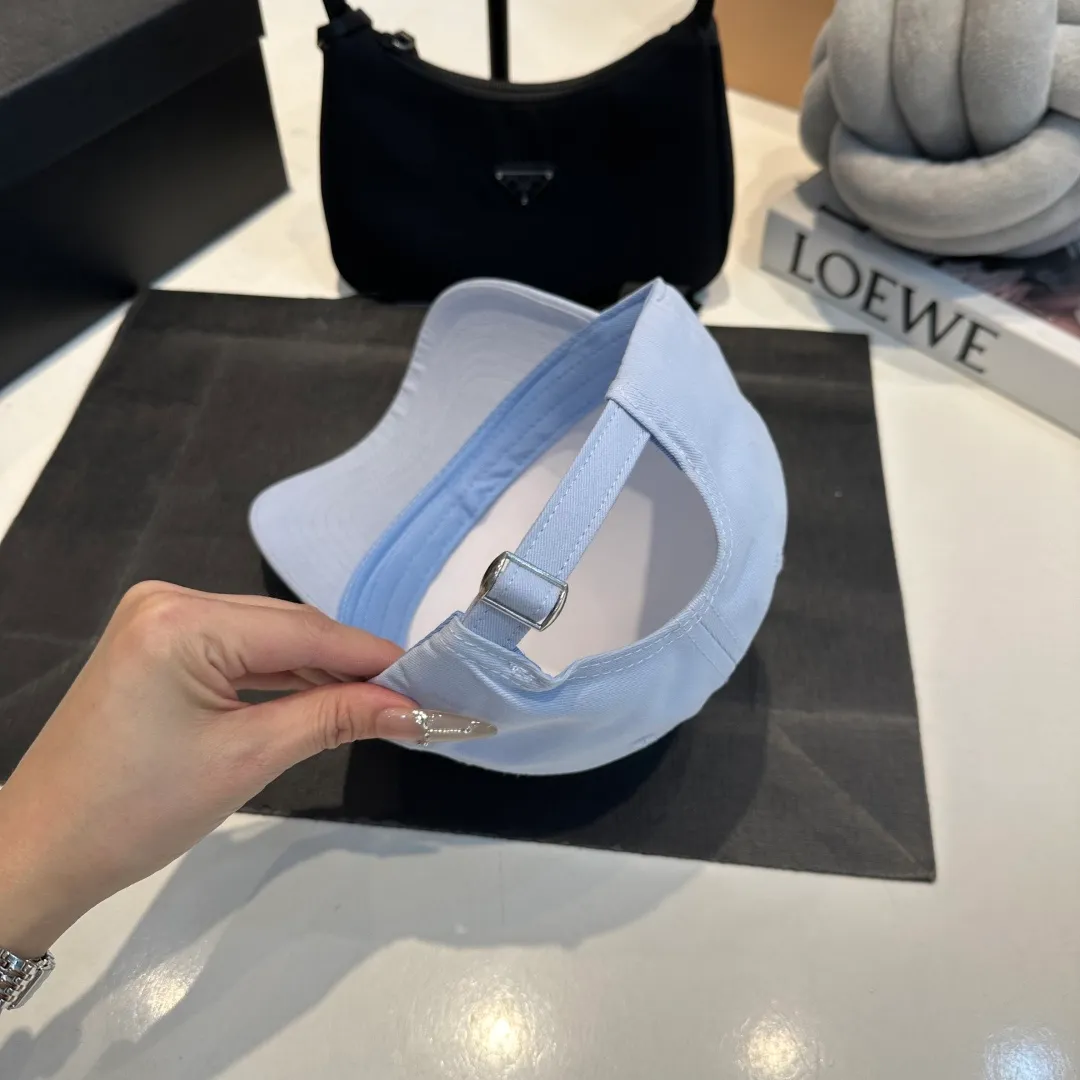 P60 CELINE Celine's new classic casual and trendy style, simple baseball cap🧢Japanese and Korean style, looks great with any combination! A must-have when traveling