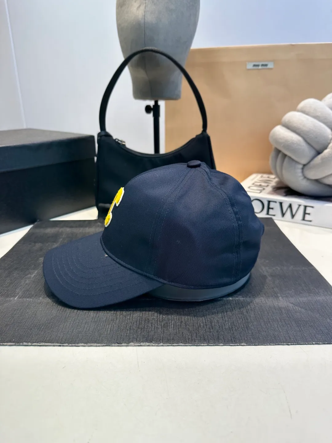 P60 CELINE's new C-embroidered logo baseball cap. High quality, great color, perfect details. Latest Arc de Triomphe logo, out of stock. Must buy.