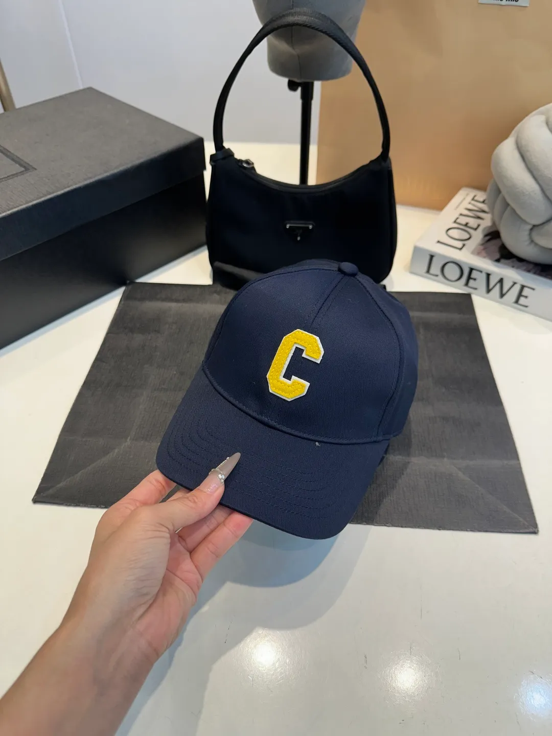 P60 CELINE's new C-embroidered logo baseball cap. High quality, great color, perfect details. Latest Arc de Triomphe logo, out of stock. Must buy.