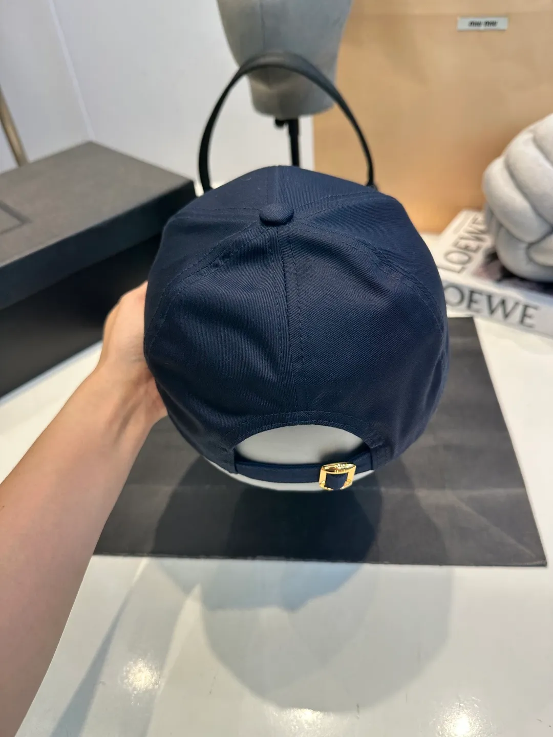 P60 CELINE's new C-embroidered logo baseball cap. High quality, great color, perfect details. Latest Arc de Triomphe logo, out of stock. Must buy.