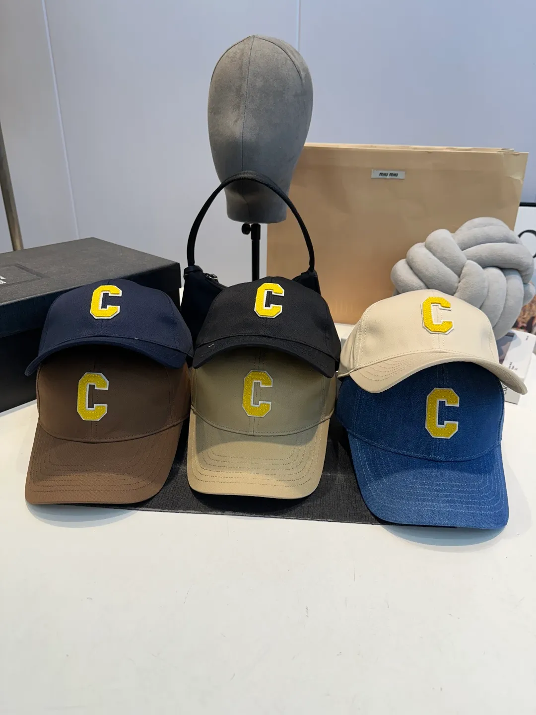 P60 CELINE's new C-embroidered logo baseball cap. High quality, great color, perfect details. Latest Arc de Triomphe logo, out of stock. Must buy.