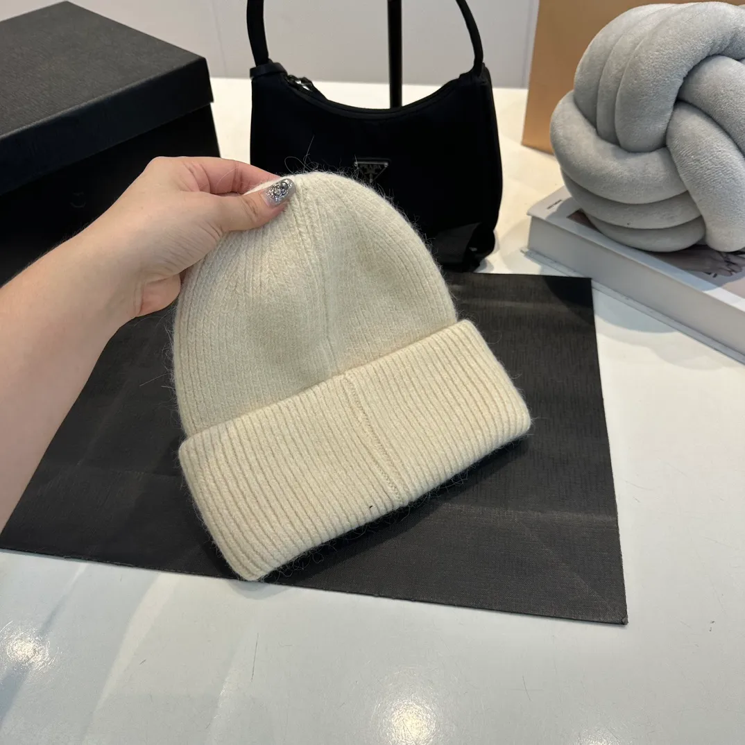 P60 CELINE 2024 autumn and winter new rabbit fur beanie, Korean style design ~ a must-have for autumn and winter wear
