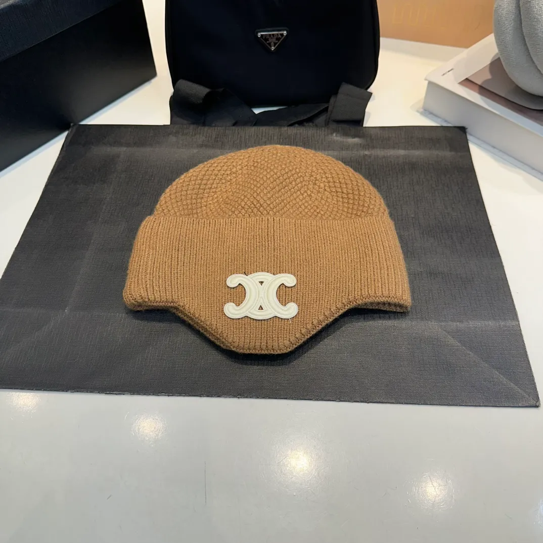 P70 CELINE🖤 Autumn and winter knitted ear protection hat Japanese personalized knitted autumn and winter ear protection hat👏✊ Made of high-quality wool, soft and comfortable, thick hat, first-class thermal insulation effect, plush feeling, soft and skin-friendly! Suitable for all kinds of clothes in autumn and winter!