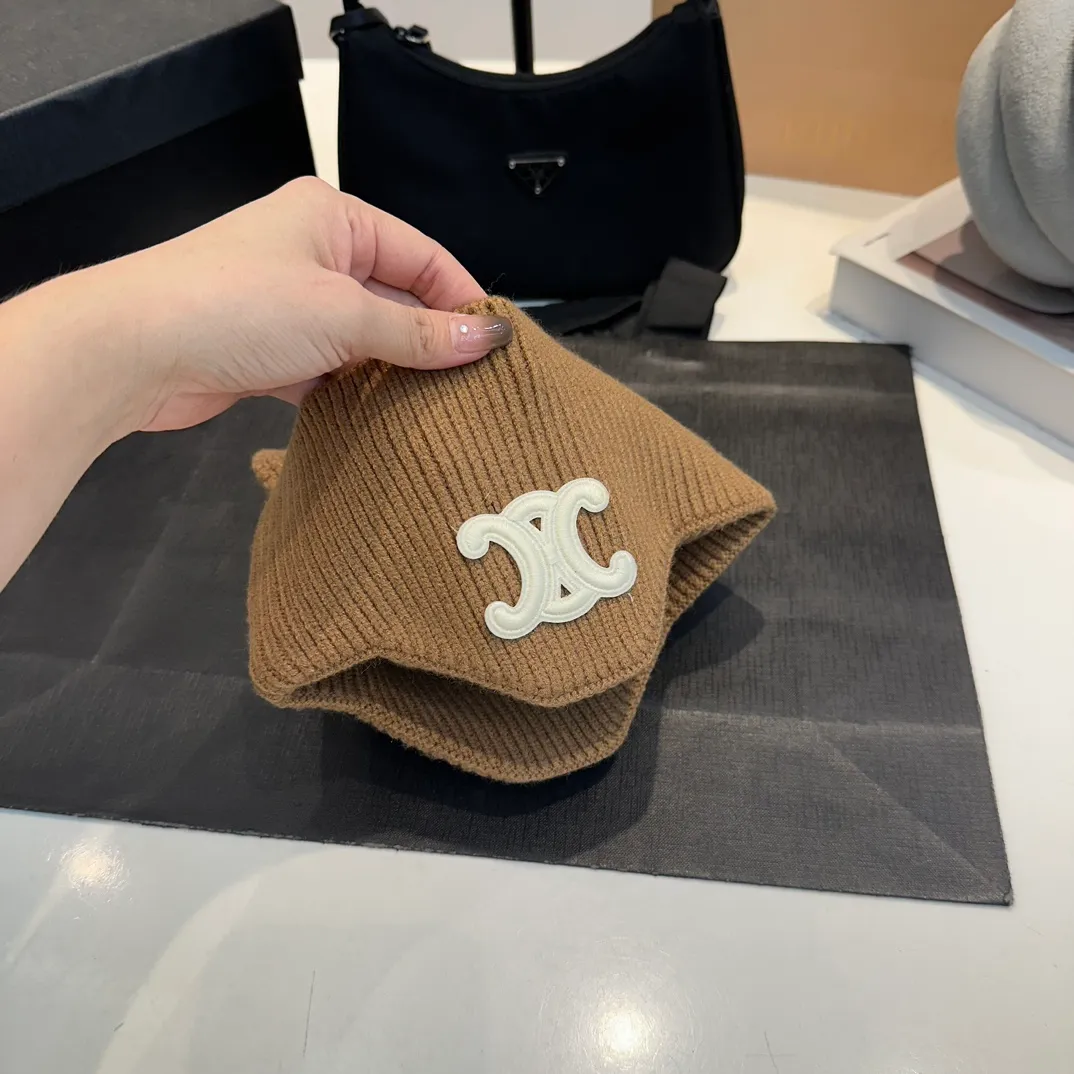 P70 CELINE🖤 Autumn and winter knitted ear protection hat Japanese personalized knitted autumn and winter ear protection hat👏✊ Made of high-quality wool, soft and comfortable, thick hat, first-class thermal insulation effect, plush feeling, soft and skin-friendly! Suitable for all kinds of clothes in autumn and winter!