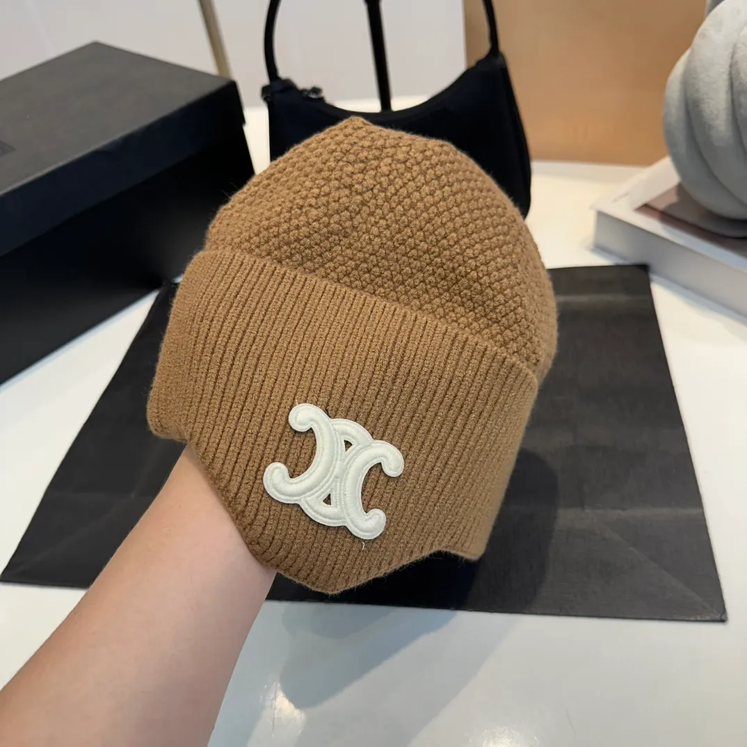 P70 CELINE🖤 Autumn and winter knitted ear protection hat Japanese personalized knitted autumn and winter ear protection hat👏✊ Made of high-quality wool, soft and comfortable, thick hat, first-class thermal insulation effect, plush feeling, soft and skin-friendly! Suitable for all kinds of clothes in autumn and winter!
