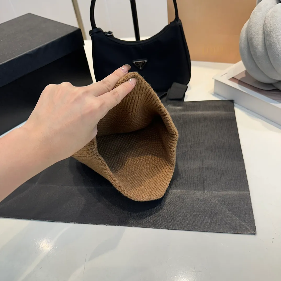 P70 CELINE🖤 Autumn and winter knitted ear protection hat Japanese personalized knitted autumn and winter ear protection hat👏✊ Made of high-quality wool, soft and comfortable, thick hat, first-class thermal insulation effect, plush feeling, soft and skin-friendly! Suitable for all kinds of clothes in autumn and winter!