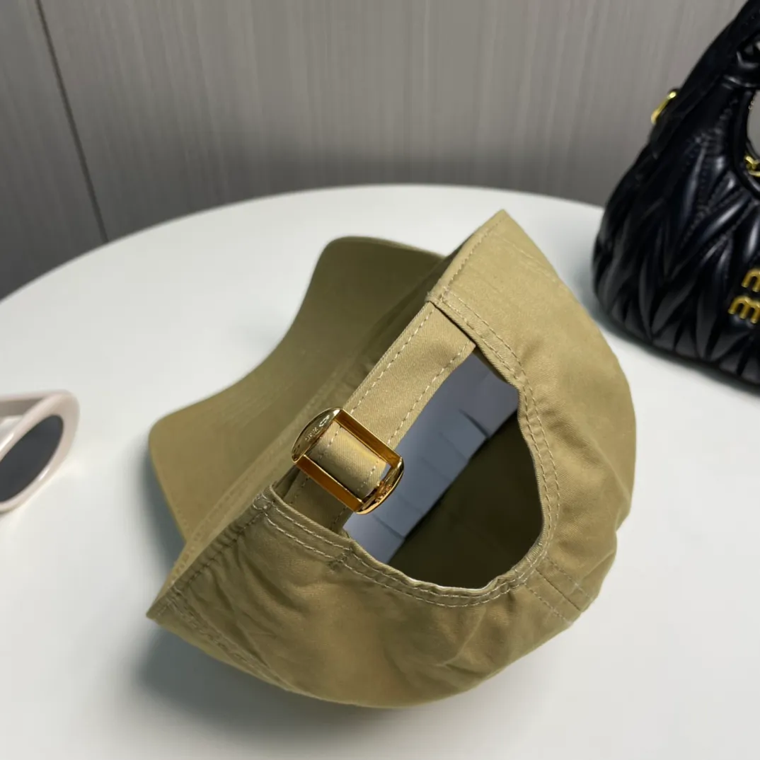P80 popular CELINE (Celine) official website purchase version. Original 1:1 customized! The latest baseball cap with the same style as the simple letter star, fashionable and high-end workmanship! Every hat is made with care! Extraordinary quality, suitable for both men and women.    Céline's hat has a simple design, high-end color matching, delicate texture, and clean style. It is an iconic item. The letter C is the official icon of CELINE. It is deeply rooted in the brand's historical heritage, and at the same time it exudes modern elegance and a new trend of retro modernity. Simple baseball cap decorated with C logo. Self-attitude, no need to elaborate.